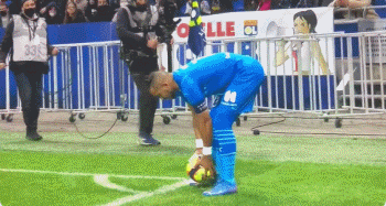 扣爽了！洛夫顿半场4中3得到9分4篮板3助攻